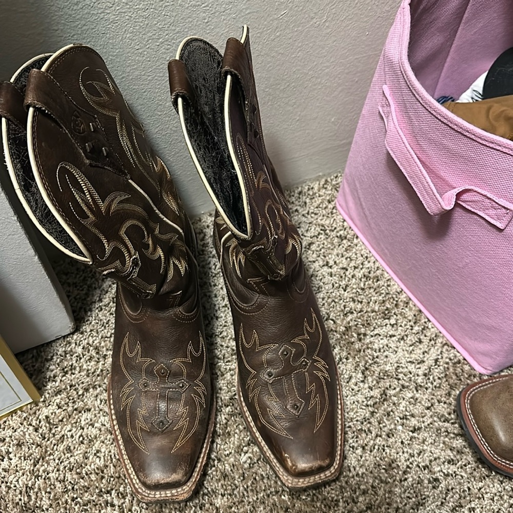 Ariat women’s cowboy boots
